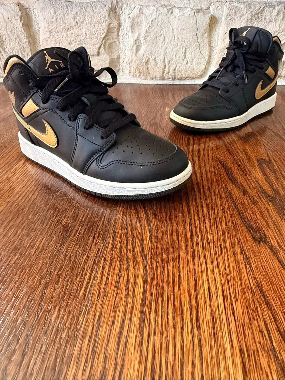 Nike Air Jordan 1 mid Sneakers in Black and Gold